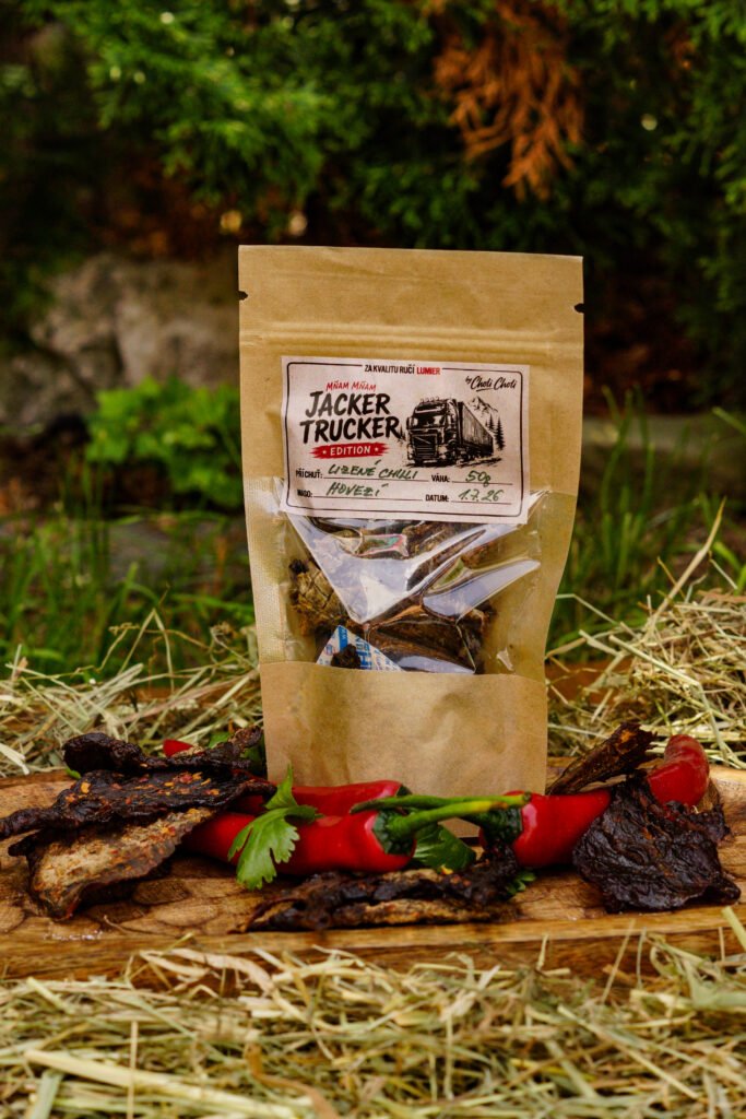 Sáček uzeného hovězího jerky Chilli v trávě, ruční výroba Choli Choli
