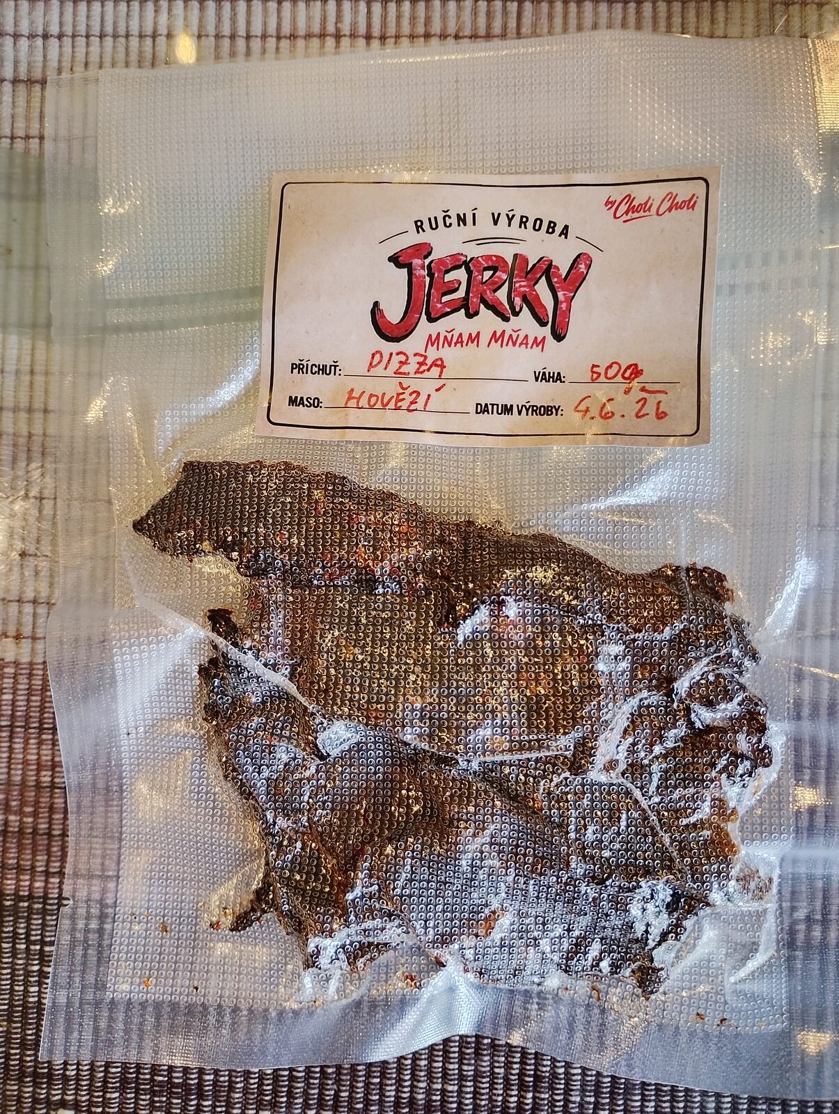 Balení hovězího jerky CholiCholi s ručně psanou etiketou