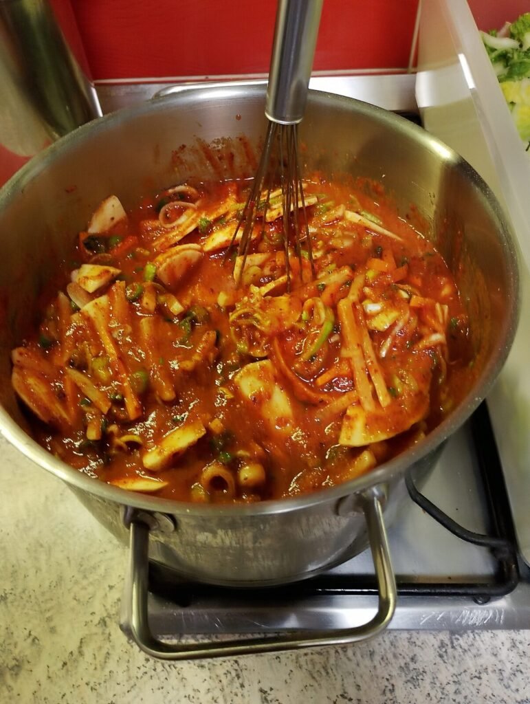 Míchání kimchi pasty se zeleninou