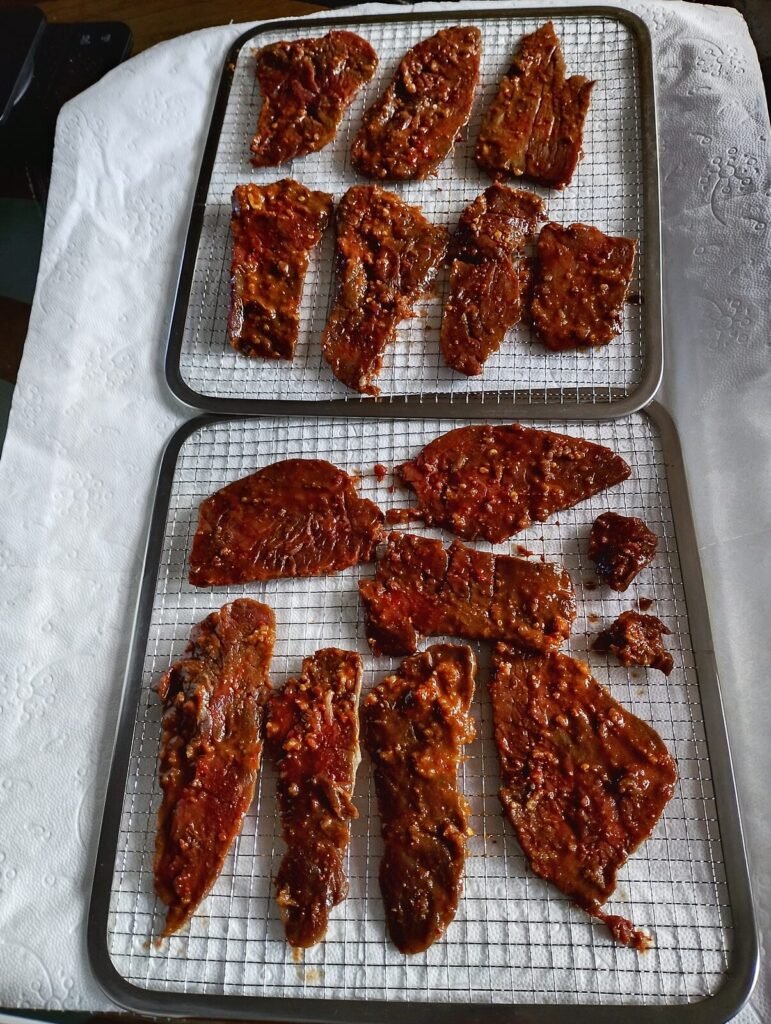Plátky masa marinované na výrobu jerky