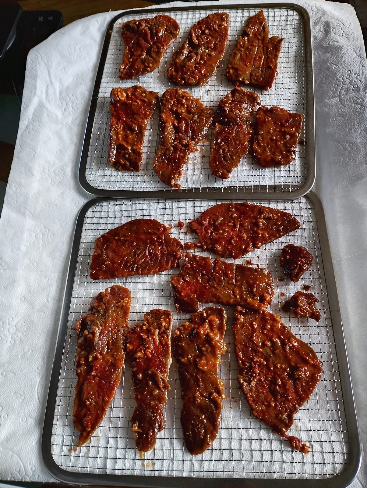 Plátky masa marinované na výrobu jerky