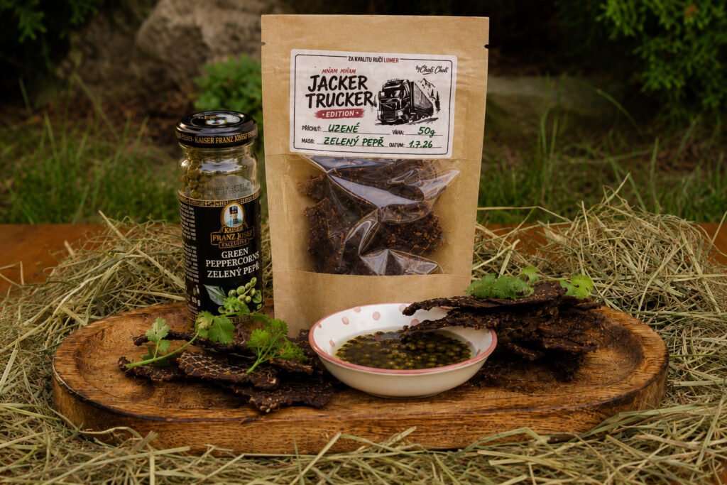 Uzené hovězí jerky se zeleným pepřem, plátky masa na dřevěném prkně